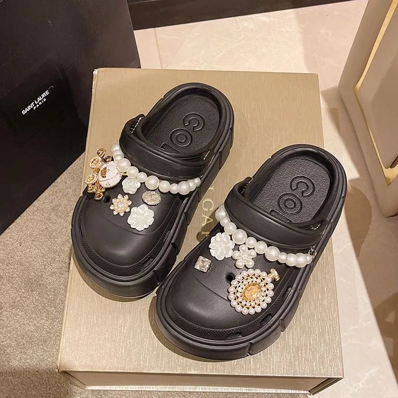 crocs-avec-bijoux-noirs