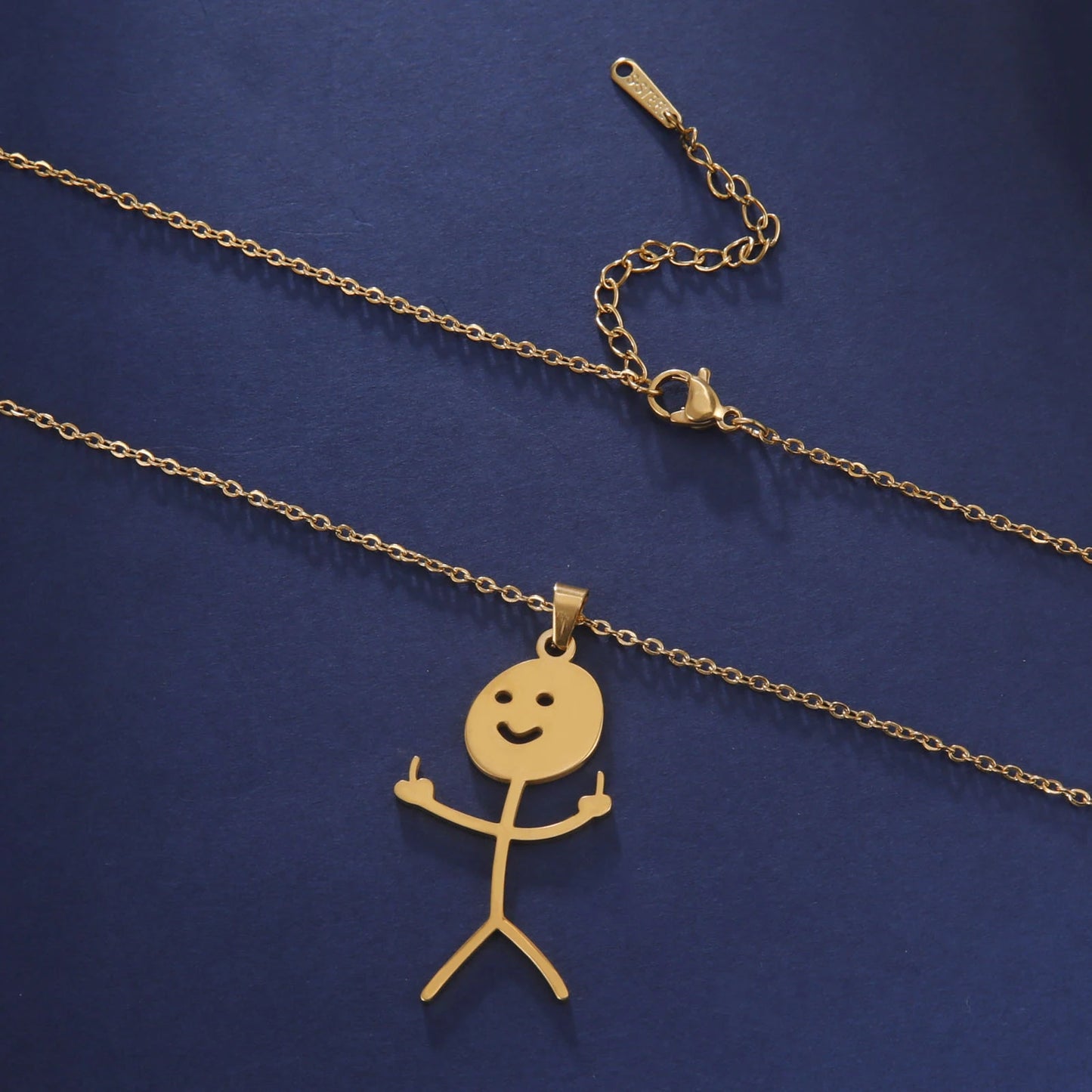 collier-doigt-honneur-or-cadeau