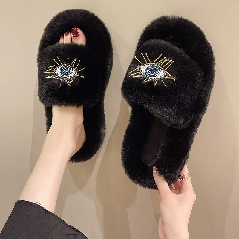claquette-oeil-fourrure-noire