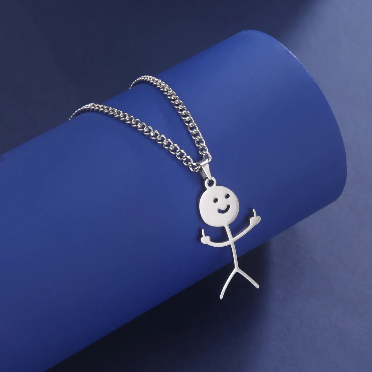 collier-doigt-dhonneur-moche-drole