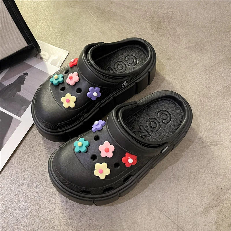 crocs-noir-fleur