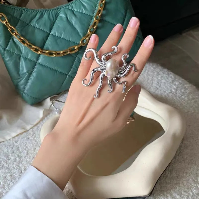 Bague de mariage moche sale